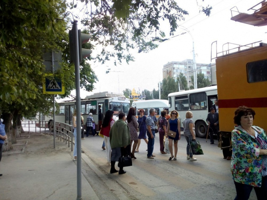 Затор из троллейбусов собрался возле «Комсомольца» в Волгодонске