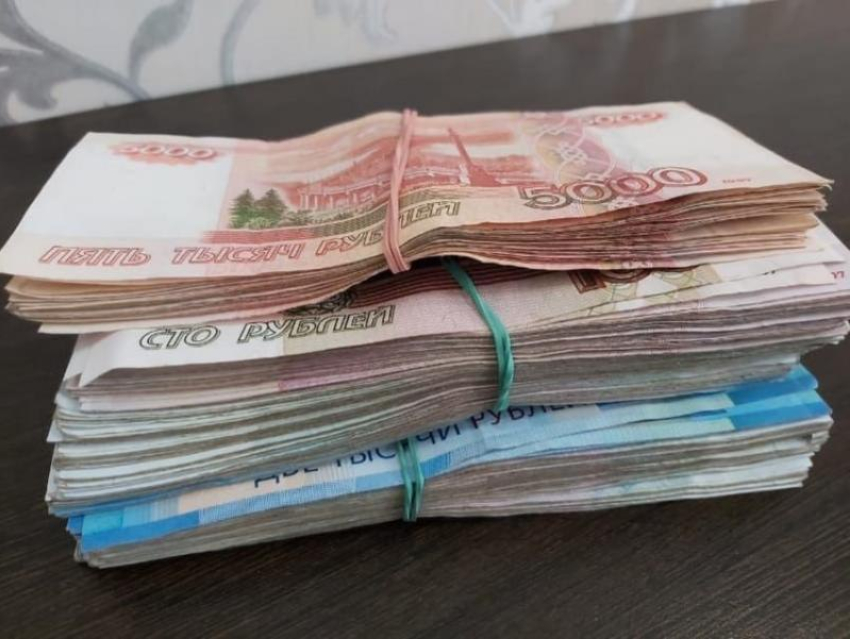 Волгодонские прокуроры продали автомобиль подозреваемой в мошенничестве волгодончанки и вернули деньги пострадавшей пенсионерке из Самарской области 