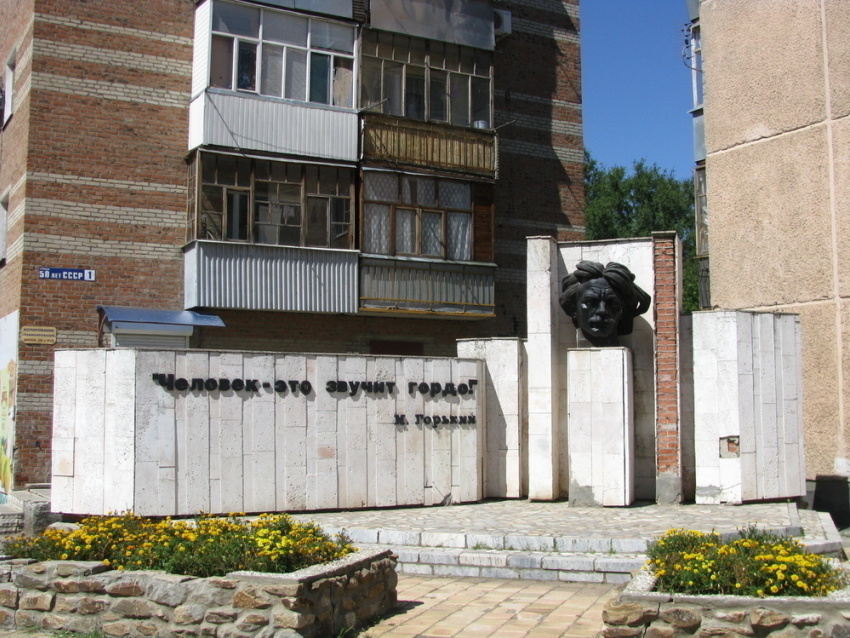 Памятник Дзержинскому в Волгодонске облицуют керамической плиткой, а памятник Горькому – туфом