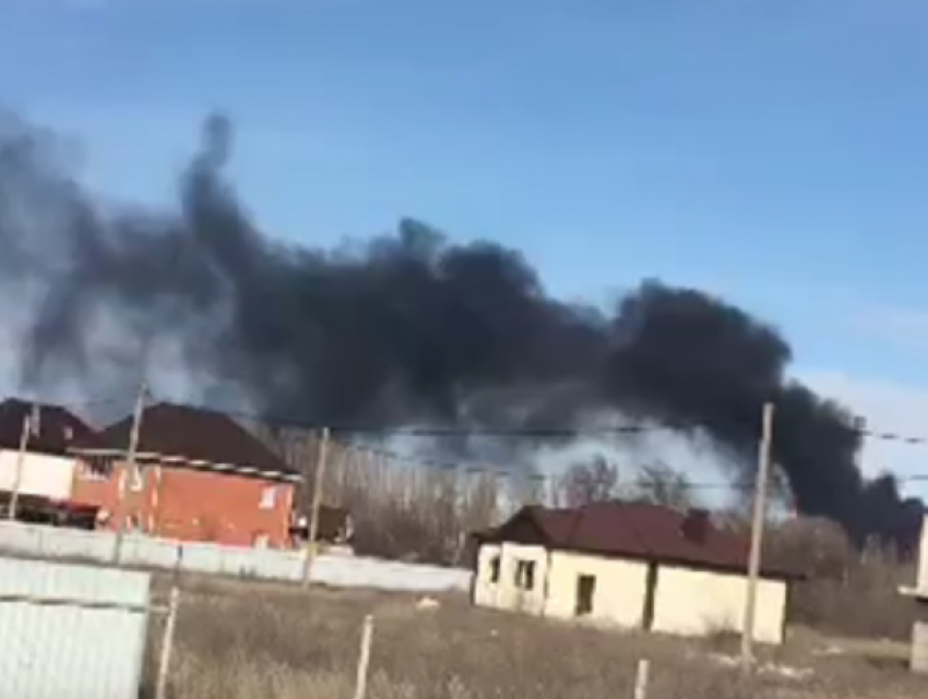 Сильный пожар в районе химзавода Волгодонска попал на видео
