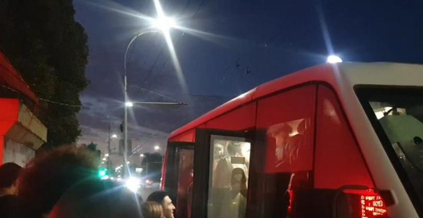 Почему общественный транспорт Волгодонска переполнен и куда по вечерам исчезают автобусы объяснили в ДСиГХ 