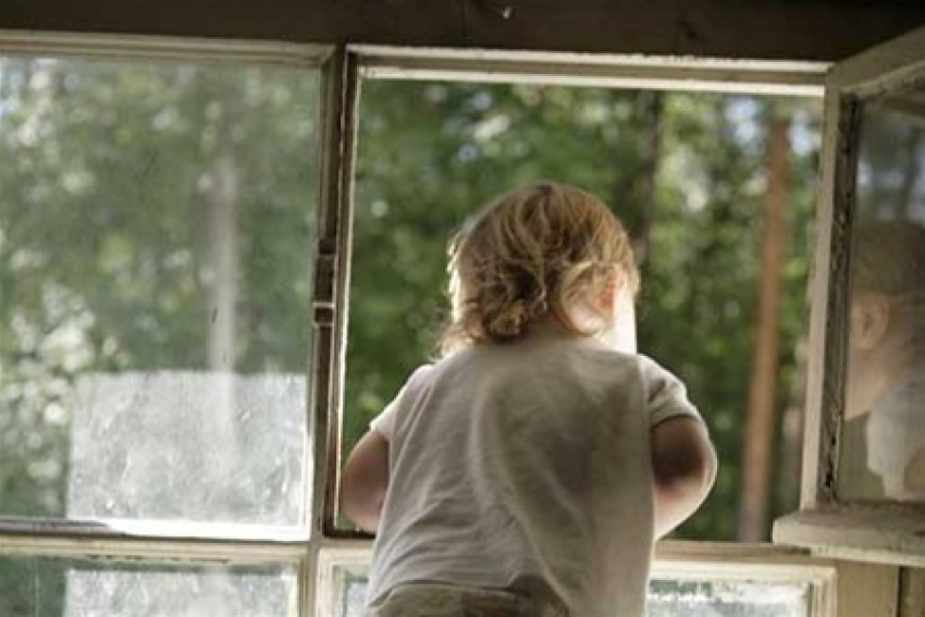  В Морозовске двухлетняя девочка выпала из окна