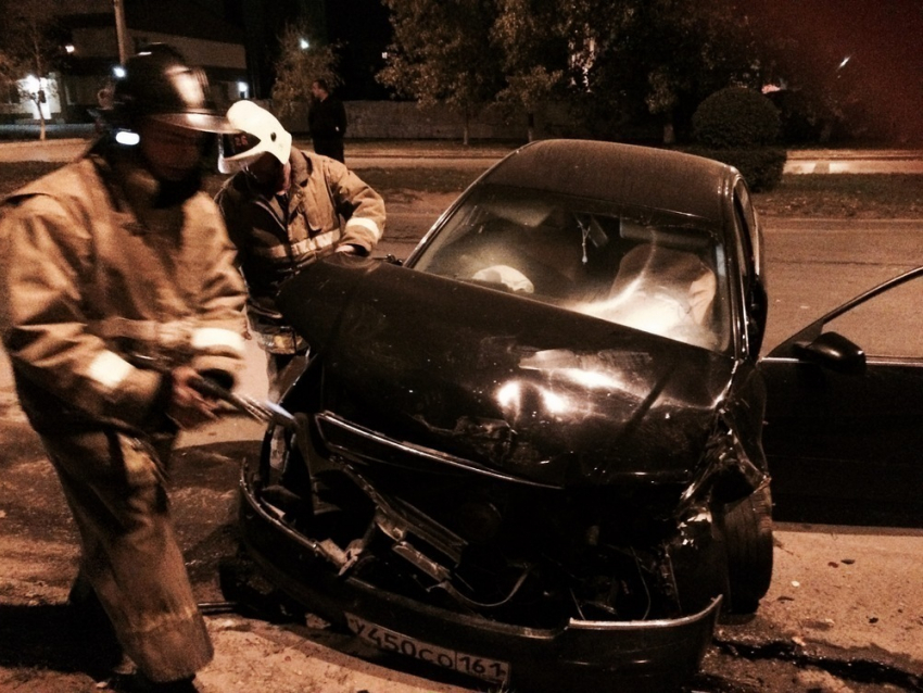 Ночью в Волгодонске водитель «Ауди» уходил от погони и врезался в припаркованный ВАЗ