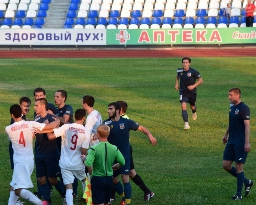 За драку на стадионе «Волгодонску» засчитали техническое поражение и лишили зрителей на трибунах