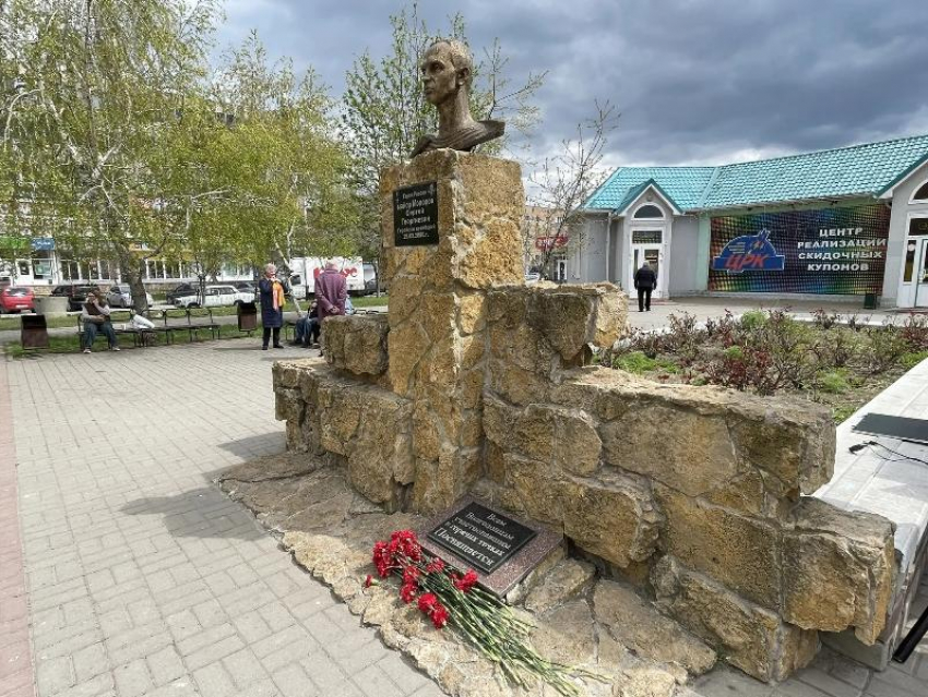 Волгодонцы почтили память Героя России Сергея Молодова