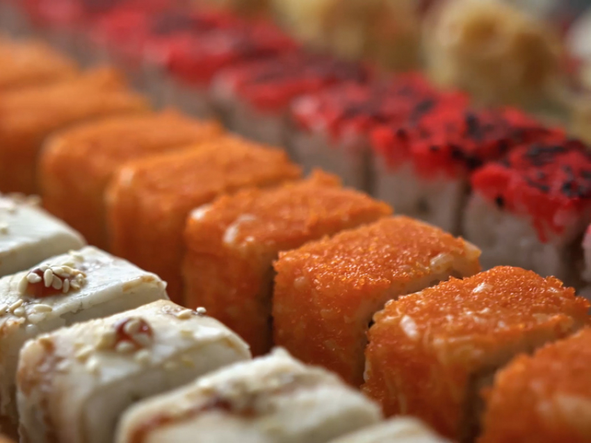 Роллы и японские закуски: как разнообразить новогодний стол