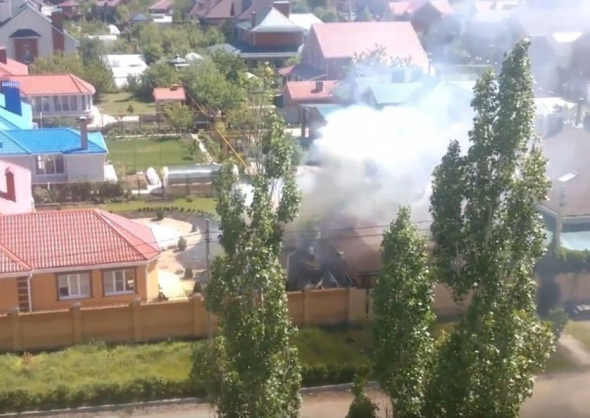 Из-за шлагбаумов и заборов пожарная машина долго не могла проехать к горящему дому в Волгодонске 