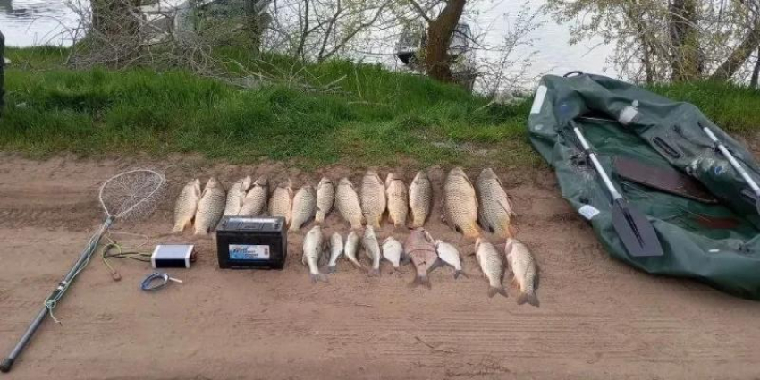 Двоих «электрорыбаков» на надувной лодке задержали за браконьерство в Волгодонске 