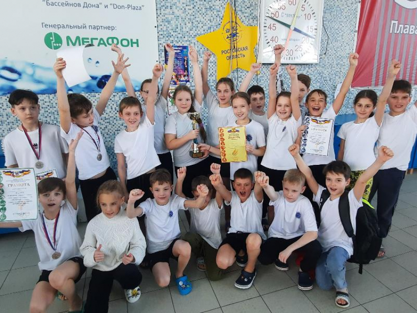 Первое место на областном турнире в Шахтах завоевала команда волгодонских пловцов 