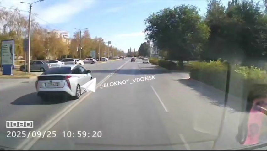 «Наглость не знает границ»: водитель гибридного авто прокатился по «встречке», наплевав на две сплошные на улице Черникова 