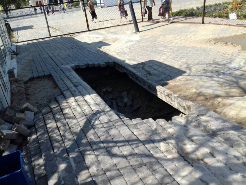 Во время гидравлических испытаний провалилась плитка на торговой площади в Волгодонске 