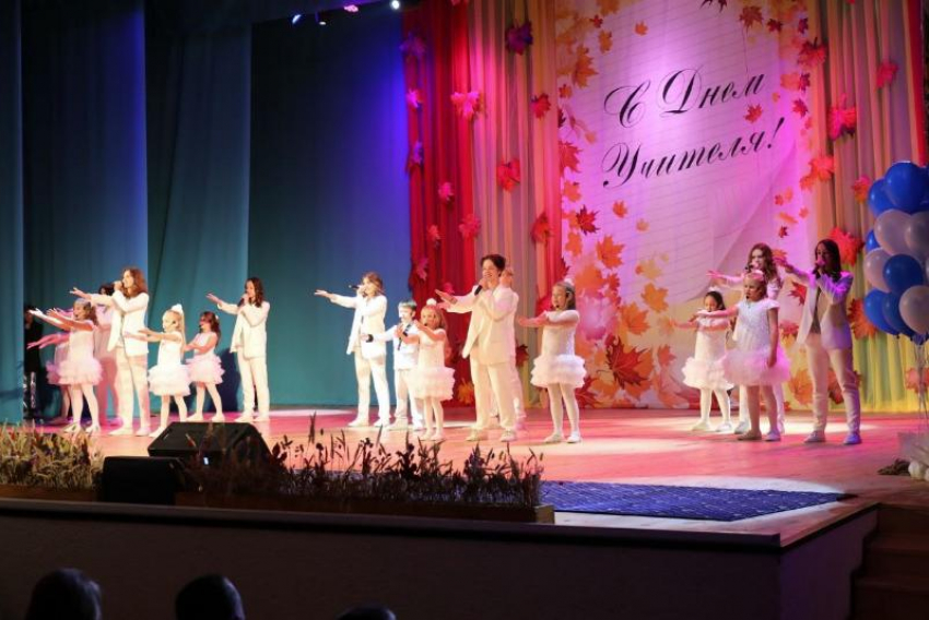 Учителя по всей России принимают поздравления с Днем учителя