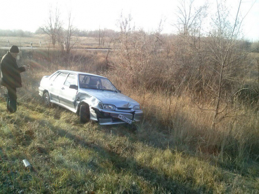 В Волгодонском районе в результате ДТП ВАЗ улетел в кювет