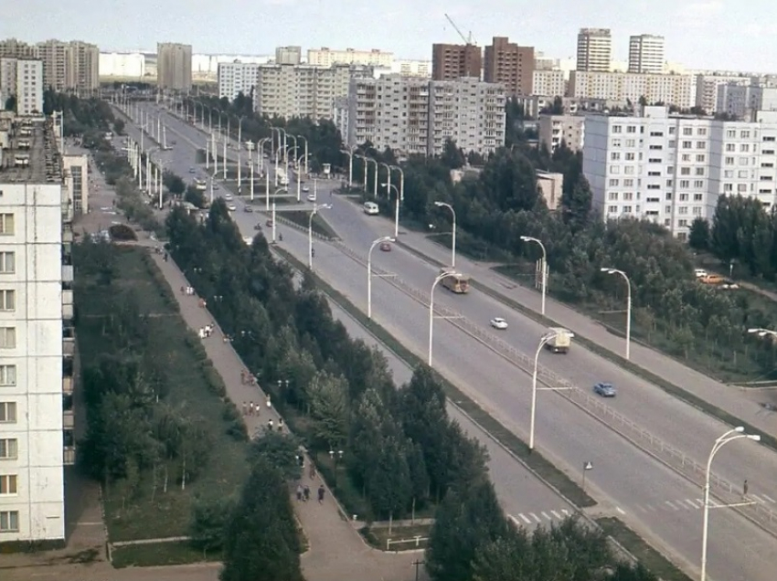 Мебель по талонам, вредные школы-гиганты и изобретенный школьниками сторож пеленок: о чем писали газеты Волгодонска 35 лет назад