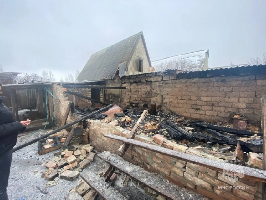 В Волгодонском районе сгорела баня и гараж