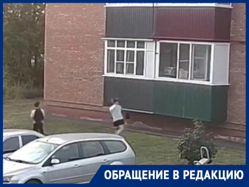 «Огуречный снаряд в 4 утра»: подростки атаковали балконное окно на проспекте Мира