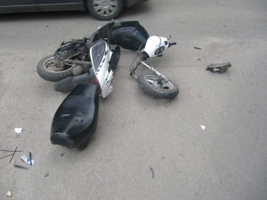 В Волгодонске «Тойота» сбила скутериста, от удара двухколесное ТС разломилось пополам