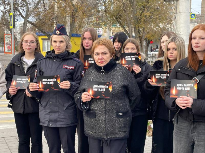 «Мы были в шоке все»: к стихийному мемориалу на месте гибели Оли и Насти их однокурсники и преподаватель возложили цветы