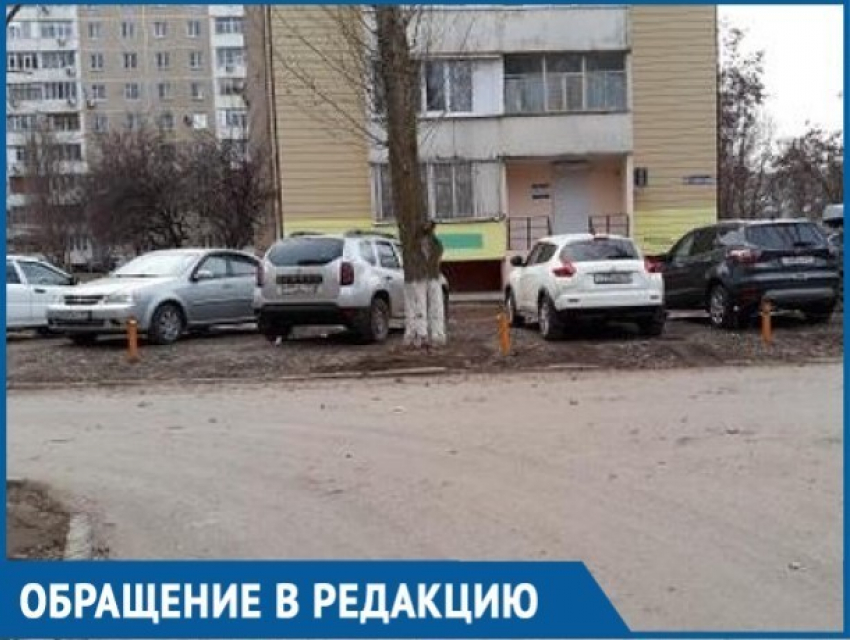Автомобилисты Волгодонска ради парковочных мест засыпали газон щебенкой