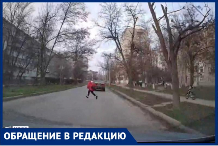 «Научите своих детей правильно переходить дорогу!»: водитель возмущен опасной ситуацией, которую провоцируют школьники Волгодонска