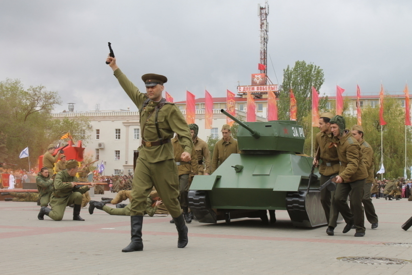 В Волгодонске в театрализованном представлении впервые приняли участие корабль, танк и военные машины