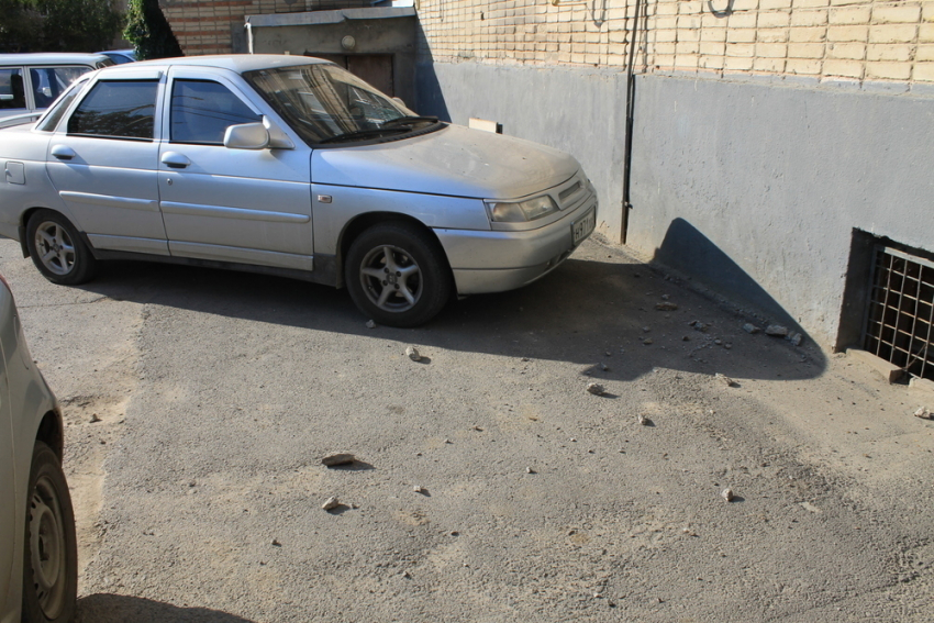 В Волгодонске на «десятку», припаркованную у дома, обрушились отколовшиеся куски фасада 