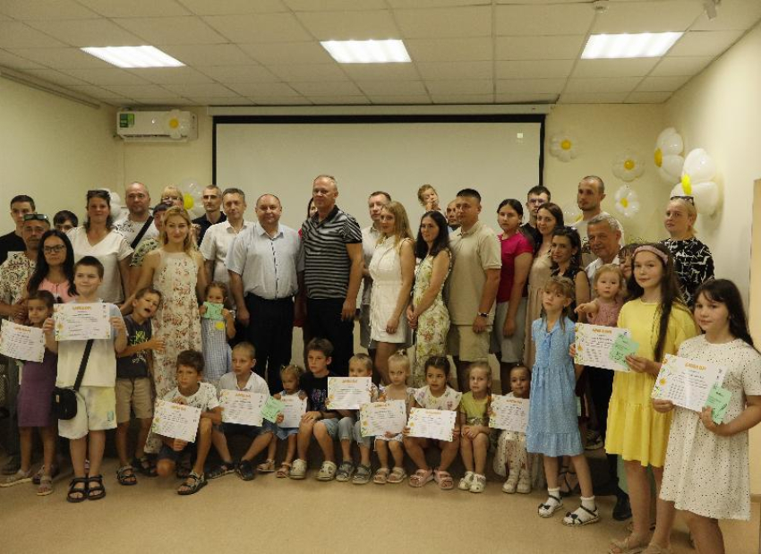 «Мама, папа, я – читающая семья!»: в Волгодонске депутаты городской Думы наградили активных книголюбов