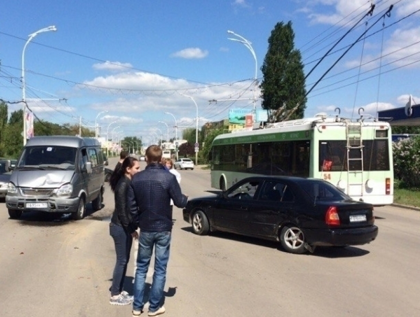 Массовое ДТП на улице Морской затруднило движение общественного транспорта в Волгодонске