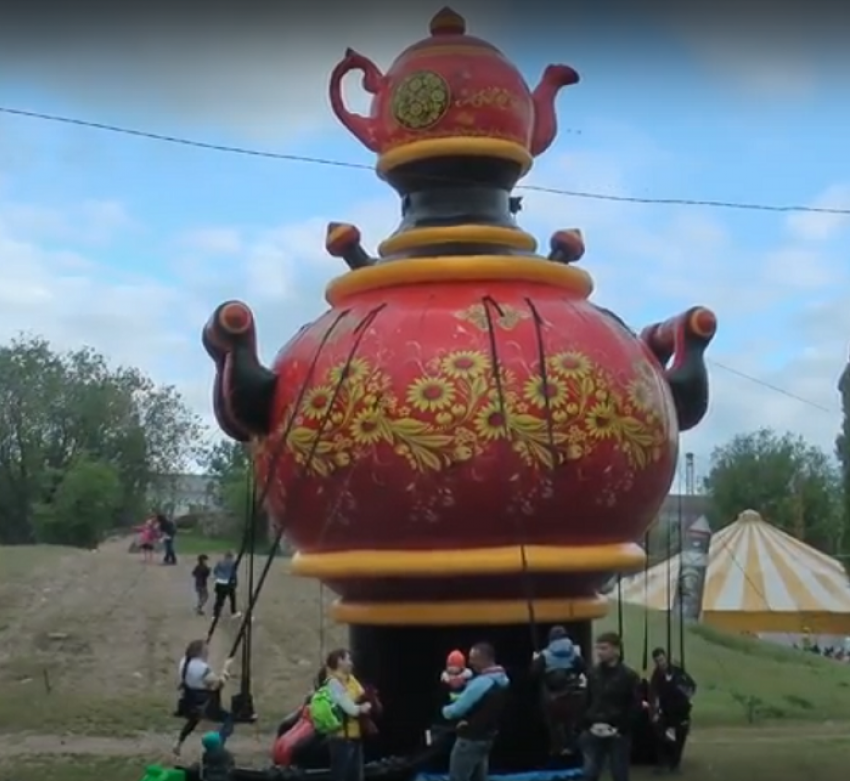 Гигантский надувной чайник и американские горки – как детвора встретила Первомай в Волгодонске