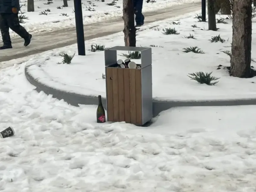 Пешеходный бульвар вдоль сквера «Дружба» превращается в «пьяный»: коммунальщики собирают полные урны пустых бутылок  
