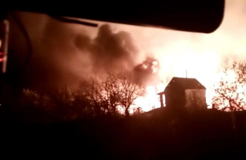 «Это страшно»: пожар охватил садоводство «Строитель» в Волгодонске