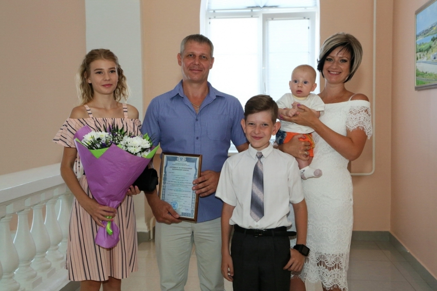 Обладателем тысячного сертификата на маткапитал стала многодетная семья Деминых из Волгодонска 