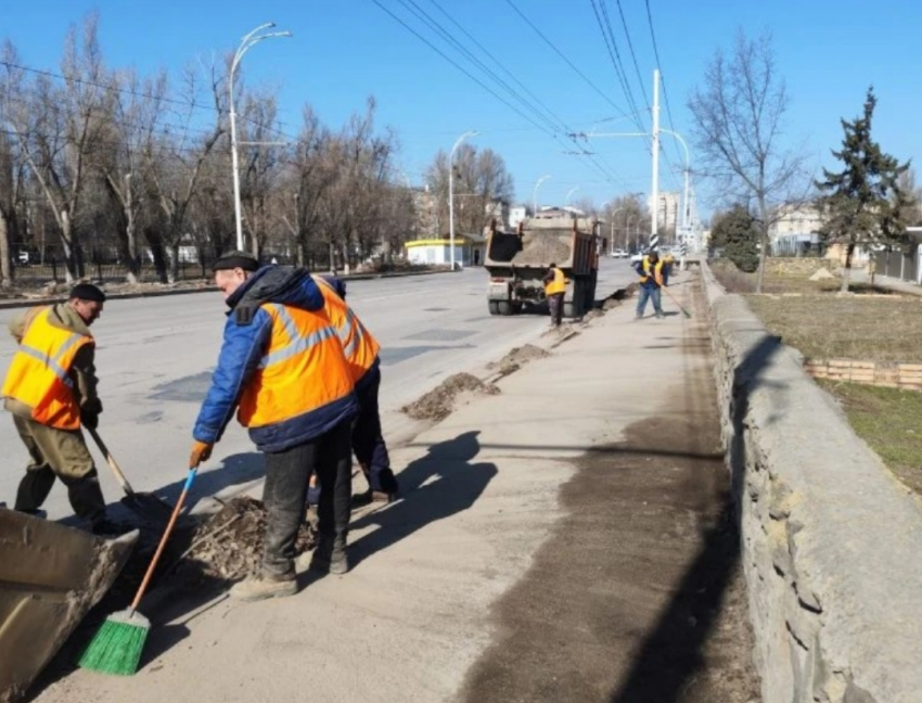 Их благодарят редко, но ругают часто: кто на самом деле делает Волгодонск уютным