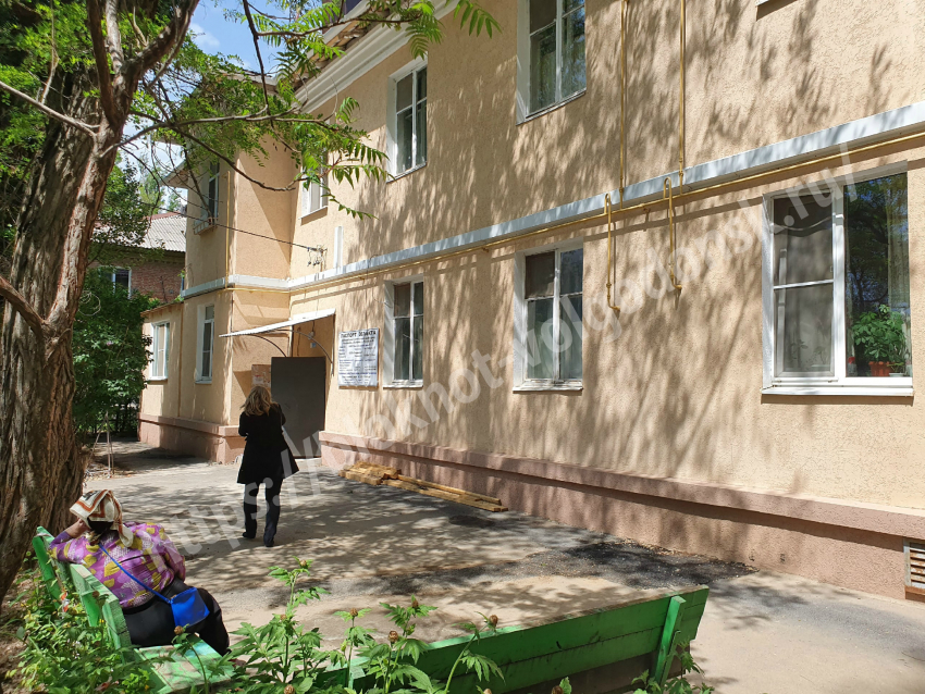 В Волгодонске строитель упал с крыши во время ремонта кровли на МКД