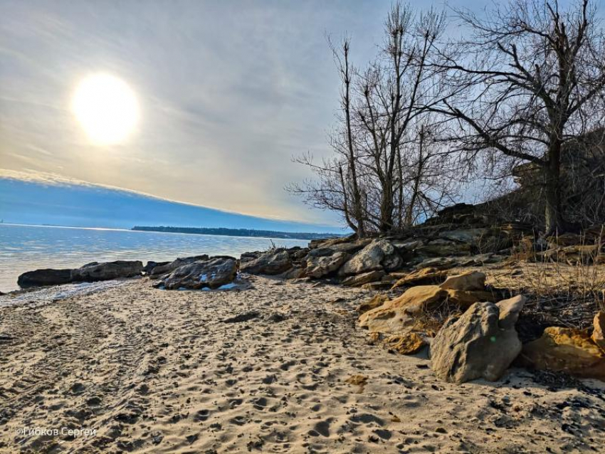 Зимой пора на пляж: на новогодние праздники люди открыли для себя отдых на берегу Цимлянского водохранилища в Саркеле