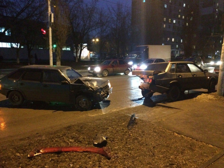 В центре Волгодонска в припаркованную машину с беременной женщиной и детьми на скорости врезался ВАЗ