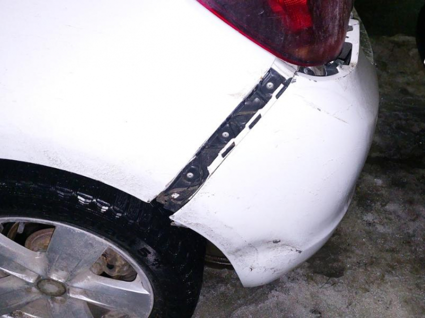 Неизвестный разбил припаркованный автомобиль в Волгодонске и скрылся
