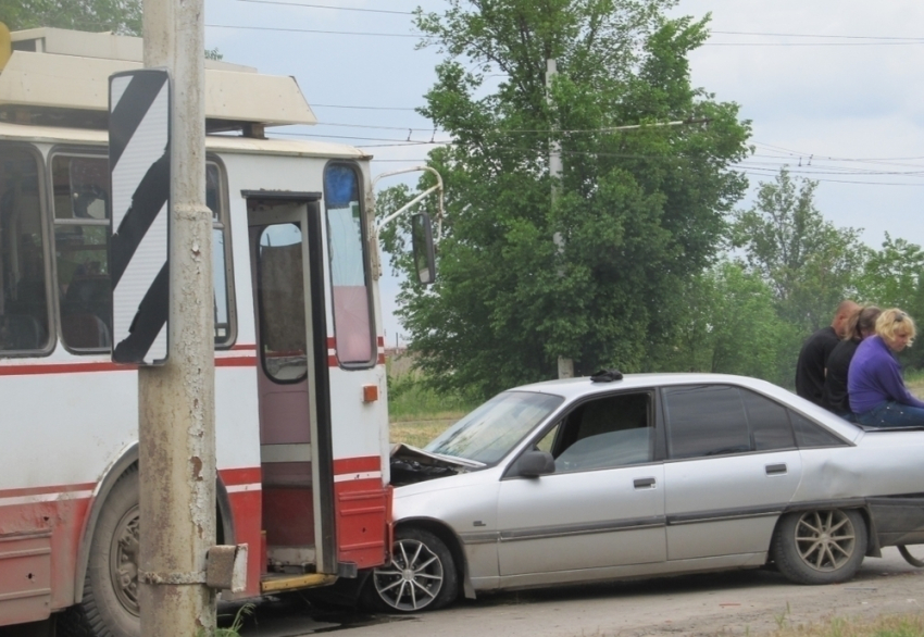 Пьяная компания на «Опеле» вылетела на «встречку» через газон и врезалась в троллейбус в Волгодонске – очевидец