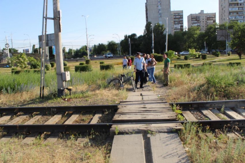 В Волгодонске товарный поезд сбил 59-летнюю велосипедистку