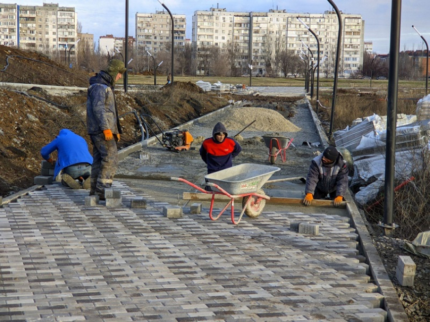 Осталось 300 квадратов: в Молодежном парке возобновились работы по благоустройству 