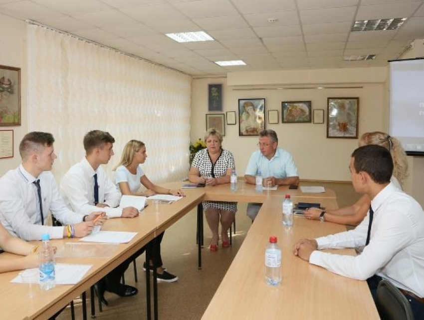 Виктор Мельников встретился с членами молодежного правительства Волгодонска