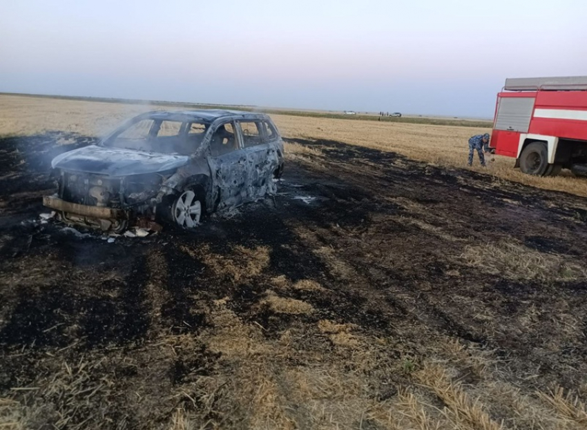 Удар был нанесен в глухой степи: фото и видео с места гибели людей от украинского БПЛА в Зимовниковском районе 