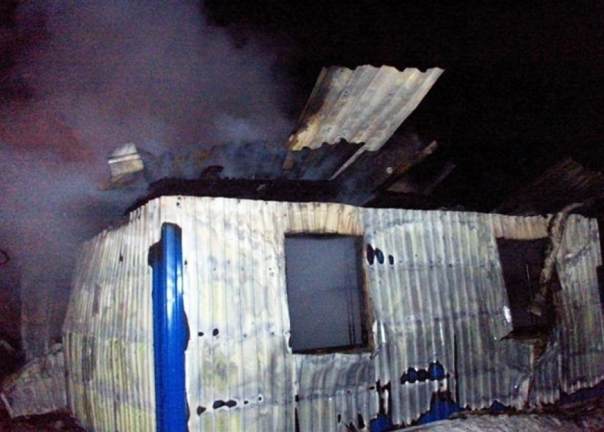 В Волгодонске на Химиков сгорел строительный вагончик