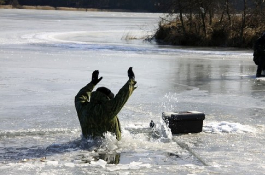 Рыбак провалился под лед в районе лодочной станции в Волгодонске