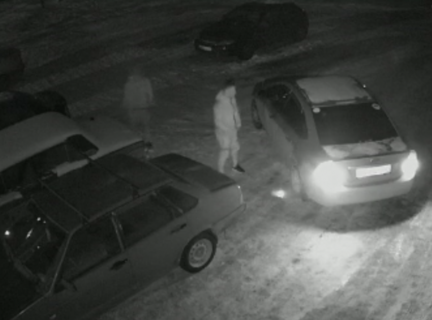 Пытавшиеся слить бензин из машины в Волгодонске попали на видео