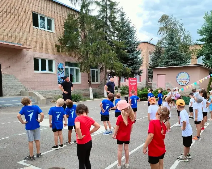 Полицейские Волгодонска провели зарядку для детсадовцев