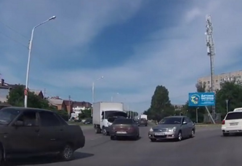 В Волгодонске на перекрестке Степной и Горького произошло лобовое столкновение