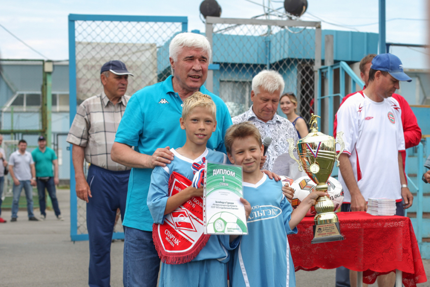 Маленькие волгодонцы получили кубок чемпионов из рук известного футболиста Евгения Ловчева