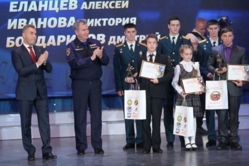 Спасший двух подростков студент МИФИ из Волгодонска получил медаль от Павла Астахова