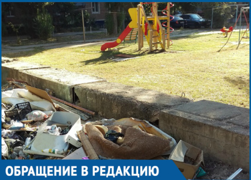 В Волгодонске рядом с детской площадкой устроили мусорную свалку 